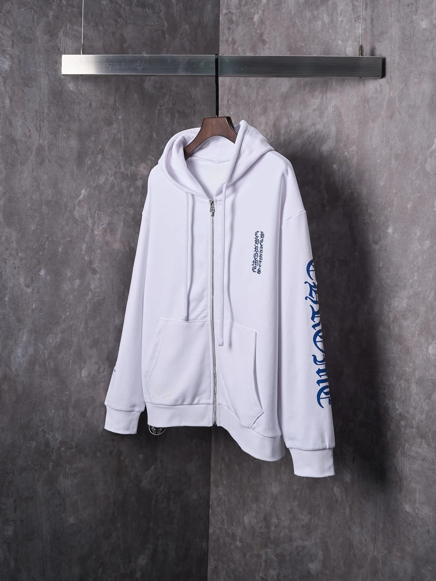 P460 Actual hanging auction】Chrome Hearts/Chrome Hearts ch letter printed zipper hooded jacket [Ready stock] S M L XL custom-made soft cloud wadding 100% cotton velvet feel sweatshirt fabric, delicate and smooth, comfortable and close to the skin, with pure white as the base, indigo lines neatly cracked, Western Gothic bodywork embellished on the chest, controlling the visual focus, and extending vertically from the wrist to the shoulder line, a magic touch to break the monotony of the sweatshirt The zippered hooded silhouette deconstructs the lazy drape carrying suede. When Gothic fonts meet all-white, it not only retains the coldness of Gothic, but also dissolves the depression of darkness with the purity of white, giving concrete expression to the sweet-cool balance and unlocking a multi-faceted style. Glue printing is used. The printing has been modified three times with film screens. Use glue liquid paint to print the pattern on the fabric. Bake the fabric to fix the printing pattern. The fabrics have been washed and have a better hand texture. It is not easy to deform and not shrink. 不易褪色 保持长久的美观，宽松版型